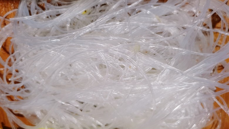 白菜粉丝汤,用水冲洗一下