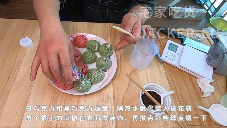 双色奶酪曲奇,做法简单不需模具,奶香味浓郁,满满的新年气息。,再撒点彩糖珠点缀一下。