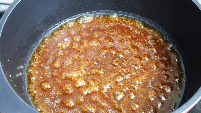 红烧肉丸子,将蒸好的香菇肉丸的汤汁倒入锅中,加入酱汁,煮至汤汁浓稠关火