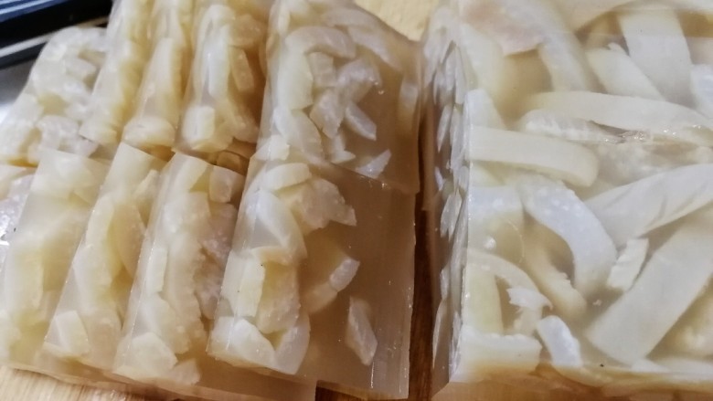 自制猪皮冻,隔天脱模,切块。