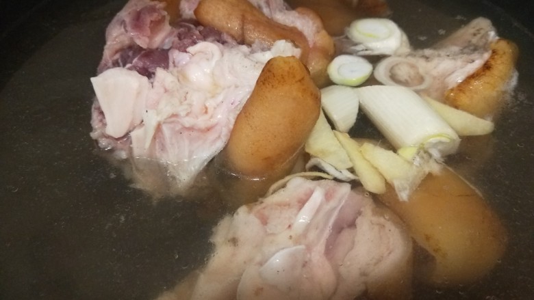 黄豆猪蹄汤,加入<a style='color:red;display:inline-block;' href='/shicai/ 718'>料酒</a>,葱姜花椒煮开焯水。