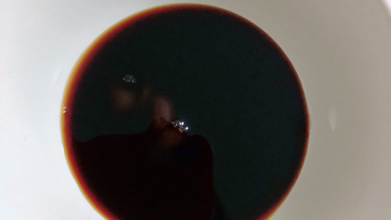 番茄火锅,再放入<a style='color:red;display:inline-block;' href='/shicai/ 788'>生抽</a>、耗油,搅拌均匀。