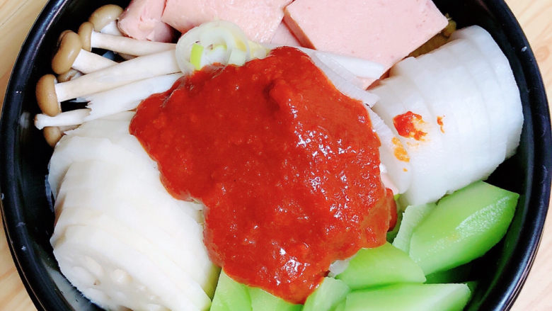 番茄火锅,倒入打好调料,再放入<a style='color:red;display:inline-block;' href='/shicai/ 753'>番茄沙司</a>,锅中倒入水。