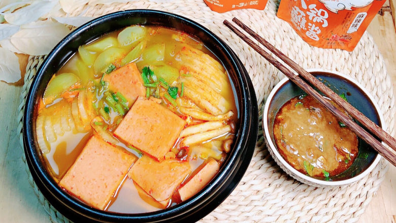 番茄火锅,配上<a style='color:red;display:inline-block;' href='/shicai/ 11159'>蘸料</a>,暖暖的冬日,格外的美味!