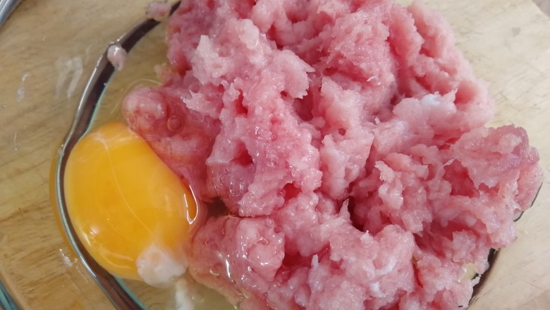 红烧肉丸子,绞成肉泥,打入一颗鸡蛋。