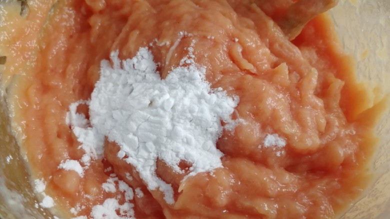 红烧肉丸子,加1小勺淀粉,一个方向搅打上劲。