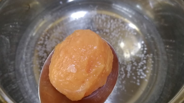 红烧肉丸子,不等水开,挤出丸子。