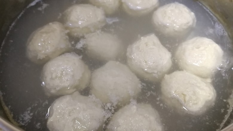 红烧肉丸子,中小火慢煮,丸子飘起来捞出。