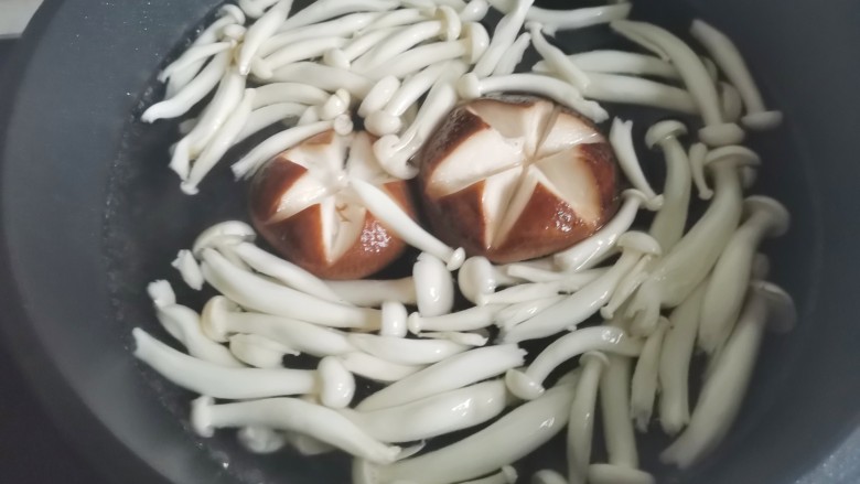 番茄火锅,菌菇焯水,