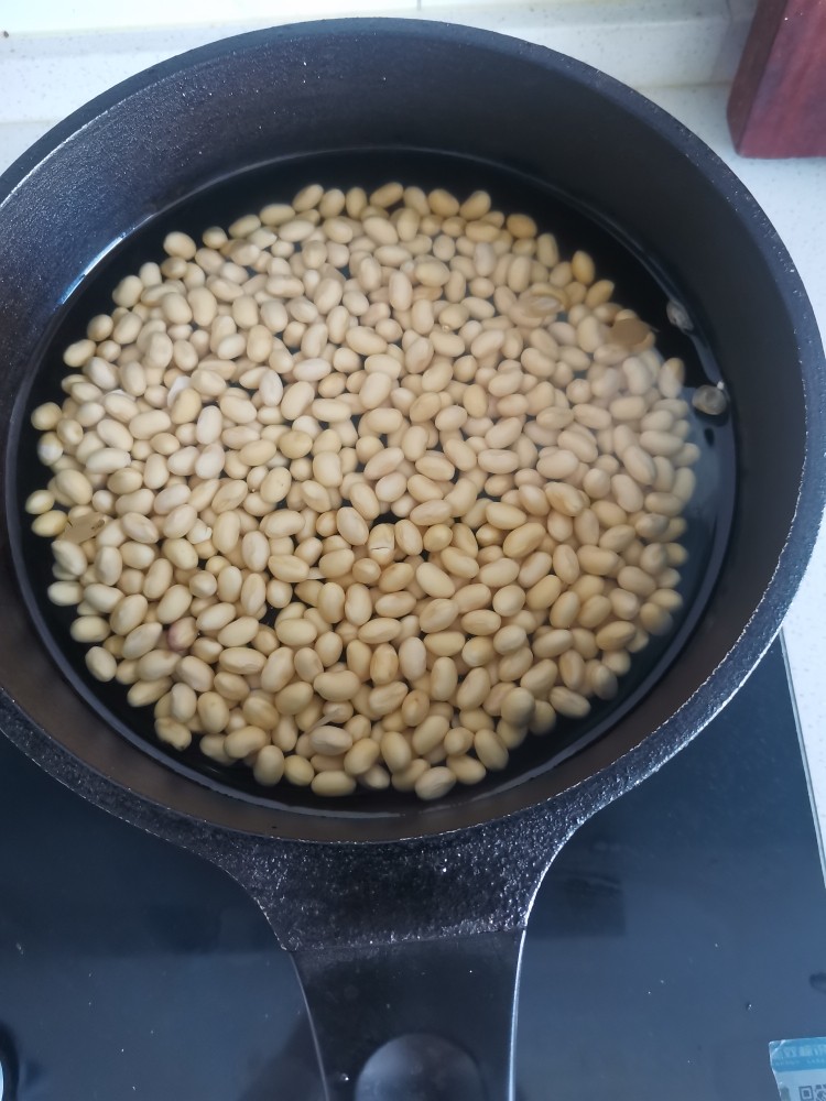 酱黄豆,锅中加水,下入黄豆