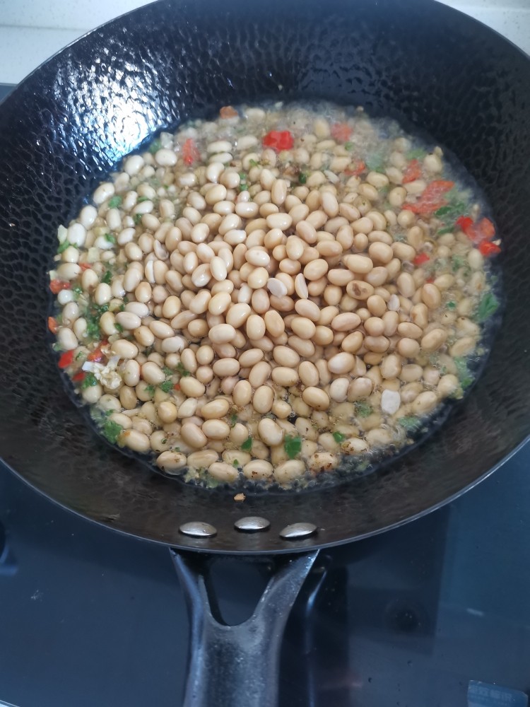 酱黄豆,然后加入黄豆,文火熬20分,熬干黄豆里的水份