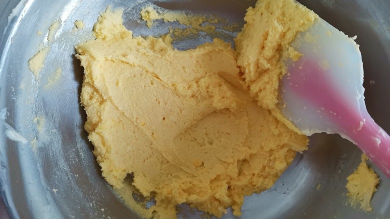 蓝莓一口酥!香酥蓝莓果酱小饼干🍪,搅拌均匀至无干粉颗粒