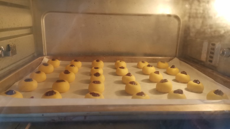 蓝莓一口酥!香酥蓝莓果酱小饼干🍪,送入预热好的烤箱,上下火160度烤18~25分钟