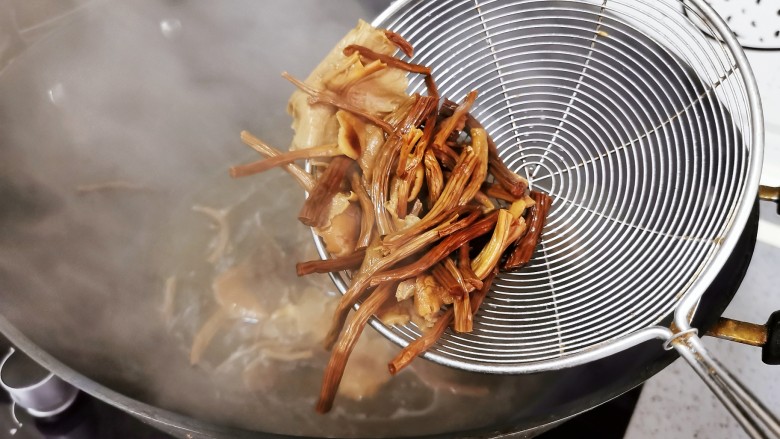 干锅茶树菇,开水里焯水1分钟,捞出后控干水分
