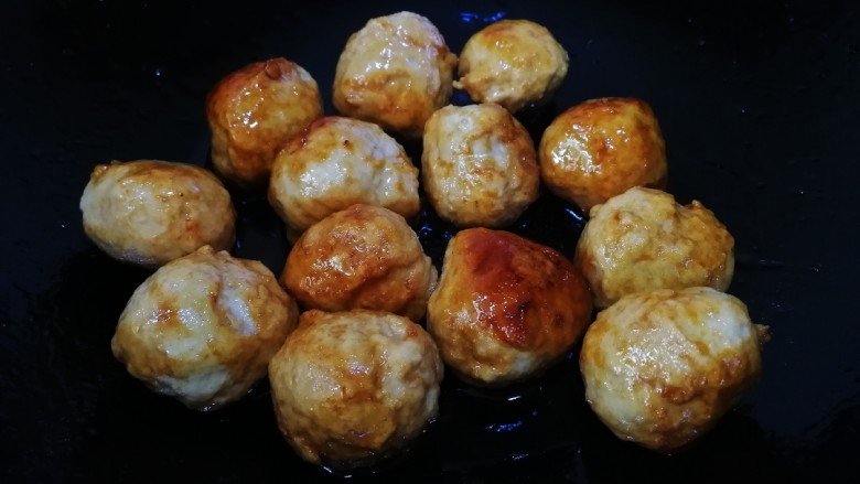 红烧肉丸子,中小火把糖熬成焦糖色放入丸子,文火炒上色。