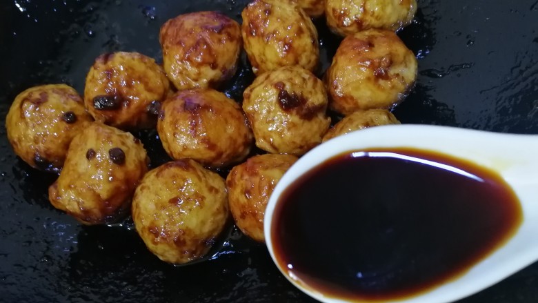 红烧肉丸子,保持中小火,加<a style='color:red;display:inline-block;' href='/shicai/ 788'>生抽</a>提鲜。