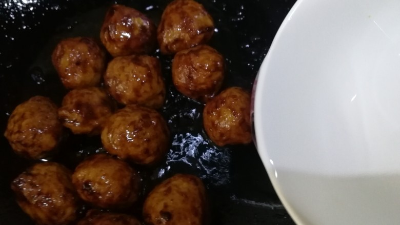 红烧肉丸子,加一碗开水,文火烧开。