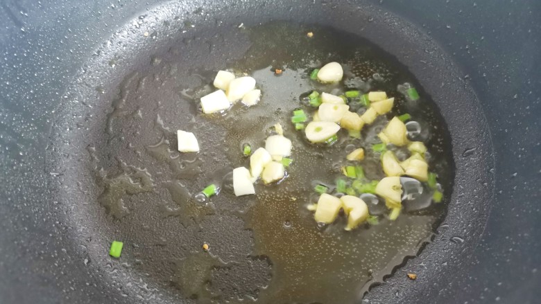 白菜炒豆腐,留底油爆香葱蒜,