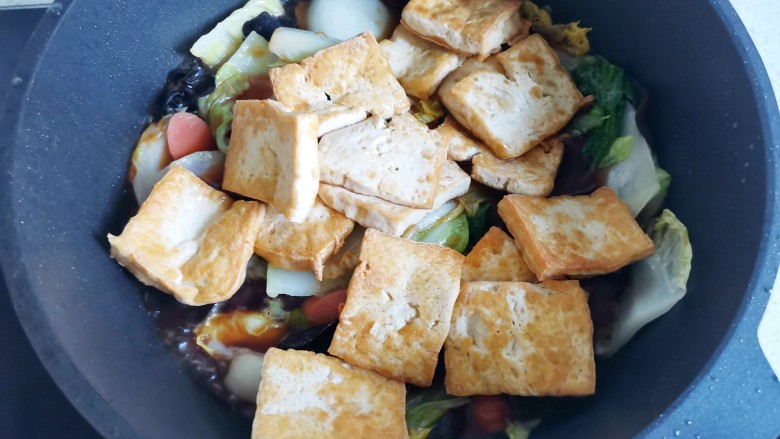 白菜炒豆腐,加入豆腐,
