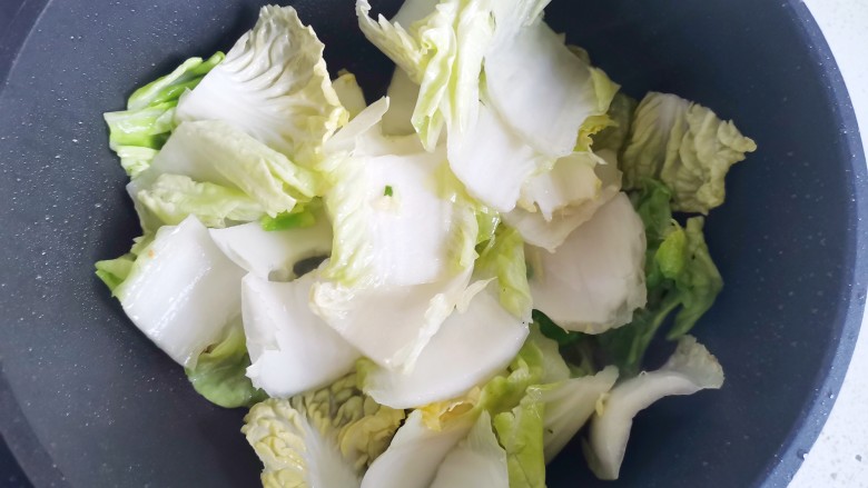 白菜炒豆腐,加入白菜,