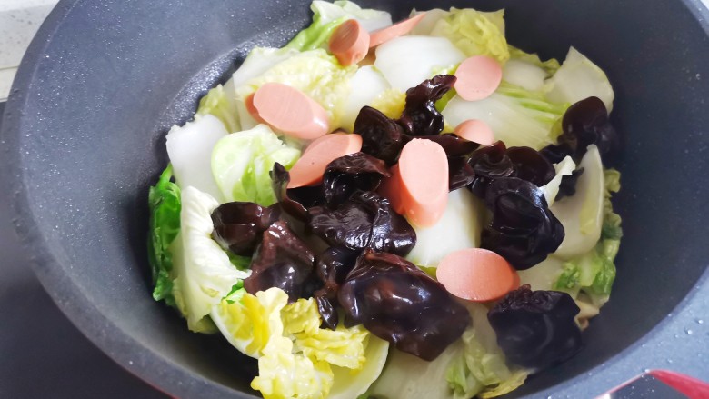 白菜炒豆腐,加入<a style='color:red;display:inline-block;' href='/shicai/ 233'>木耳</a>火腿,