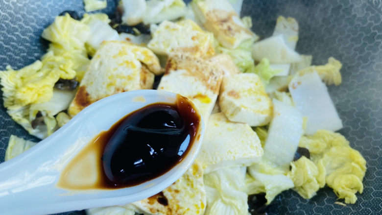 白菜炒豆腐,烹入一勺<a style='color:red;display:inline-block;' href='/shicai/ 721'>蚝油</a>,用锅铲轻轻推动(豆腐易碎)