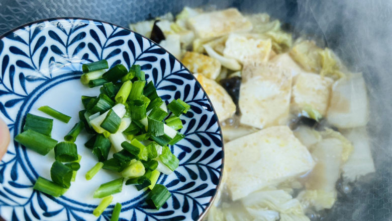白菜炒豆腐,入<a style='color:red;display:inline-block;' href='/shicai/ 3250'>葱</a>花