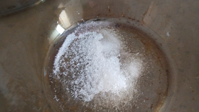 黄豆猪蹄汤,在用小砂锅成汤,加入适量盐,味精,白胡椒。