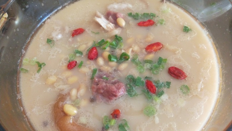 黄豆猪蹄汤,加入香葱,<a style='color:red;display:inline-block;' href='/shicai/ 673'>枸杞</a>。