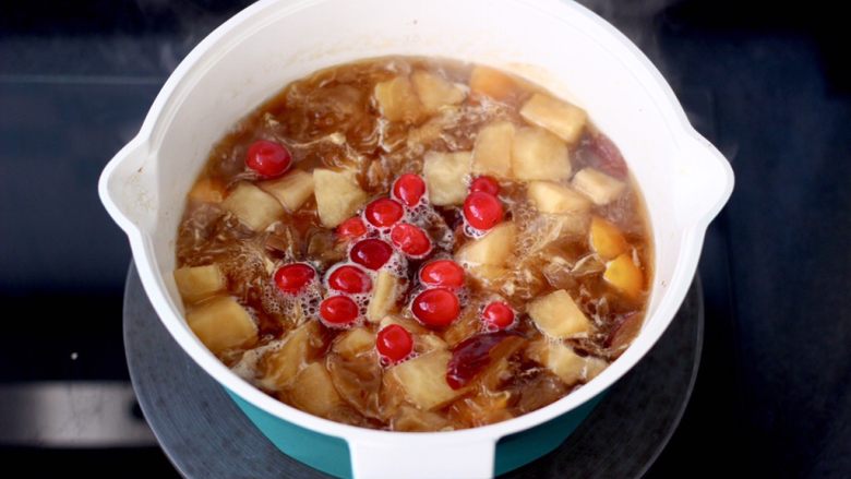 苹果金桔银耳羹,看见锅中汤汁粘稠时,撒上<a style='color:red;display:inline-block;' href='/shicai/ 109206'>新鲜蔓越莓</a>烧开,即可关火。