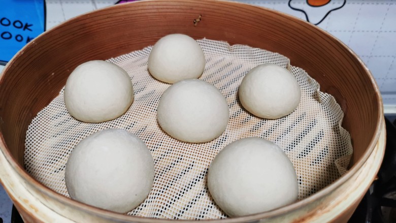 荞麦馒头,醒发后馒头明显变大,用手挨一下能感觉到很松软