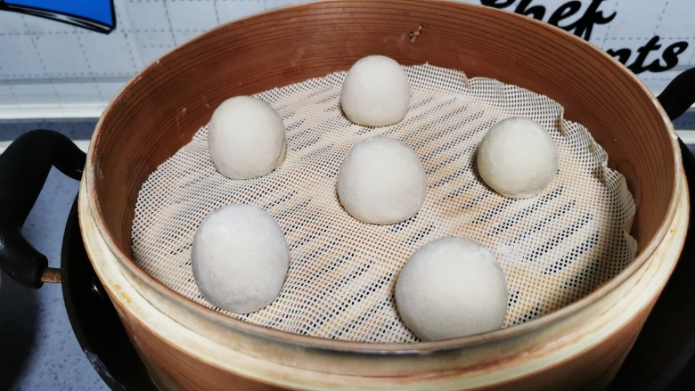 荞麦馒头,移入馒头生胚,温水锅里密封醒发20分钟