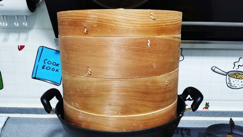 荞麦馒头,开大火蒸至冒气后蒸10分钟,关火后焖3分钟再开锅