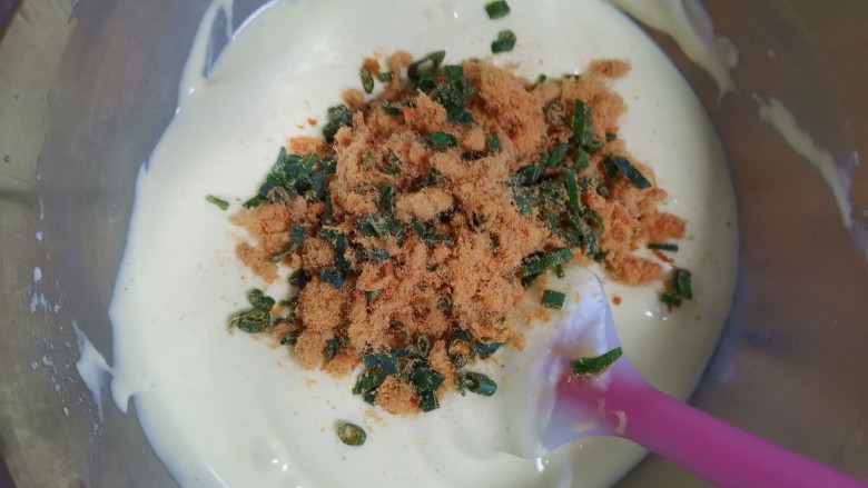 香葱肉松戚风蛋糕(6寸圆模),加入提前拌好的香葱<a style='color:red;display:inline-block;' href='/shicai/ 432'>肉松</a>,翻拌均匀