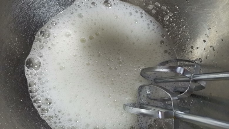 香葱肉松戚风蛋糕(6寸圆模),再来处理蛋白,打蛋器开高速打到鱼眼粗泡泡时加入1/3白糖(第一次)