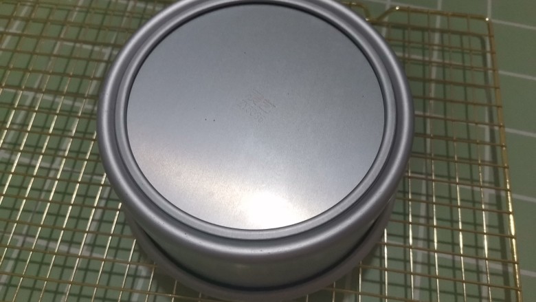 香葱肉松戚风蛋糕(6寸圆模),烤好取出来震几下出热气,然后倒扣晾凉2小时以上