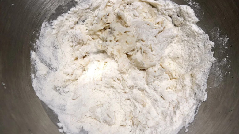 荞麦馒头,直接加入温水120克,将面粉搅拌至无干粉。