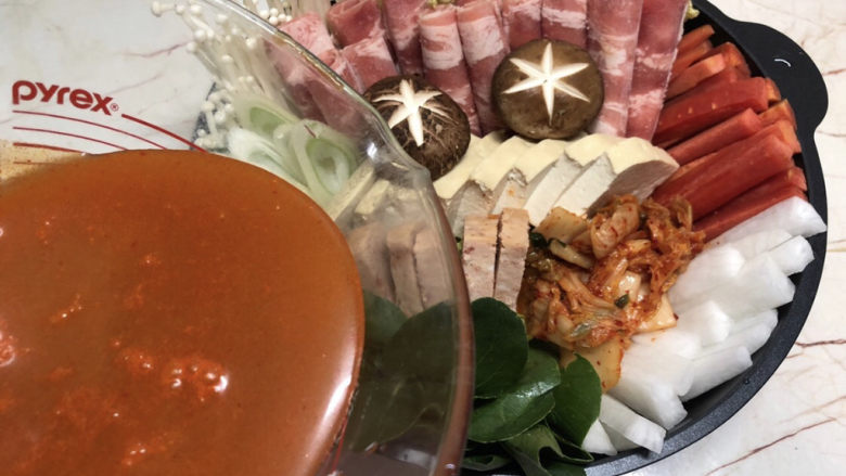 牛肉火锅,将准备好的汤汁直接倒入锅内,上煤气煮开煮熟就可以了。