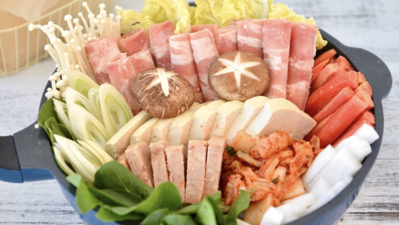 牛肉火锅,这个火锅颜色搭配很好看哦,看着是不是很有食欲呀。