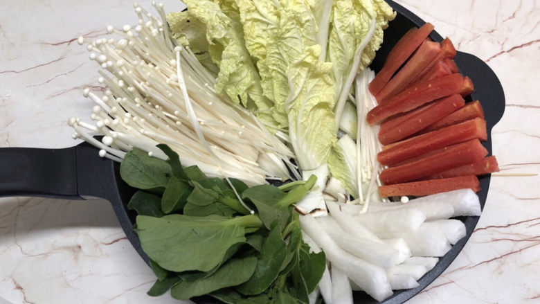 牛肉火锅,将采整齐放好,注意颜色搭配。