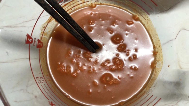 牛肉火锅,他直接超市买的韩式火锅调味料,加一点水搅拌。