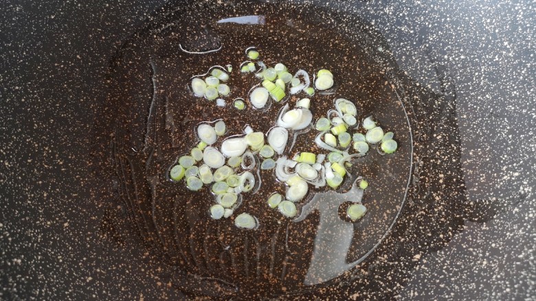 白菜粉丝汤,炒锅内倒适量的食用油烧热,下入葱花炝香。