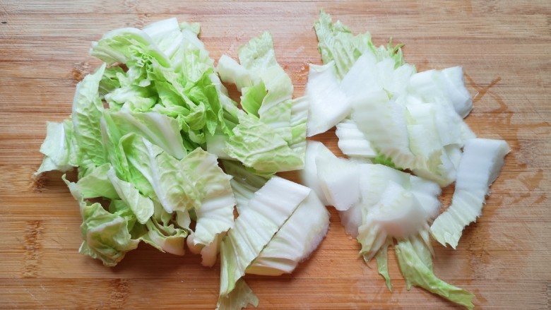 白菜炒豆腐,<a style='color:red;display:inline-block;' href='/shicai/ 80325'>白菜叶</a>洗干净,菜叶和菜梆分开切成小块。