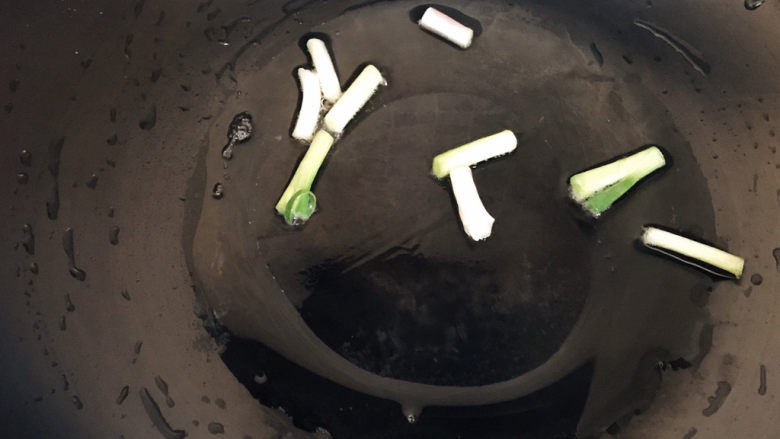 口蘑汤,起油锅,下葱白爆香