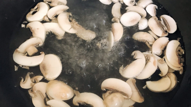 口蘑汤,烧一锅水,焯水约1分钟