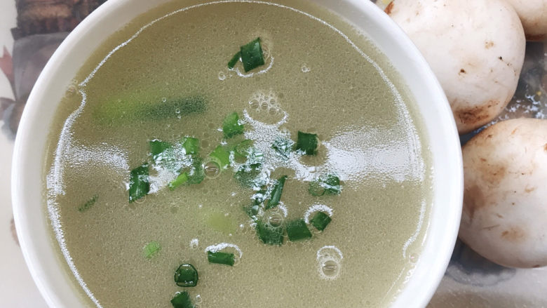 口蘑汤,装盘,撒上葱花