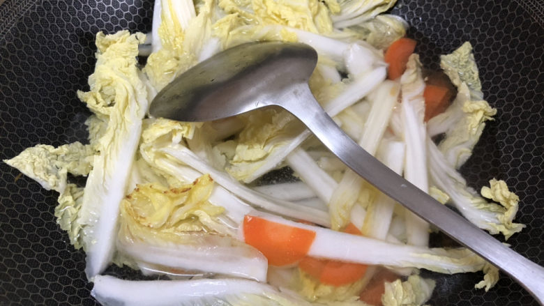 白菜炒豆腐,将白菜和胡萝卜倒入翻炒,然后加入适量水。