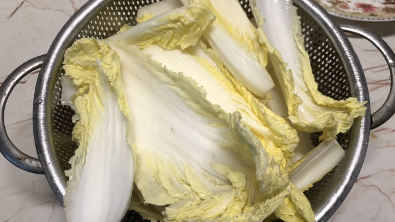 白菜炒豆腐,滤干水分,大一点的叶片改刀。