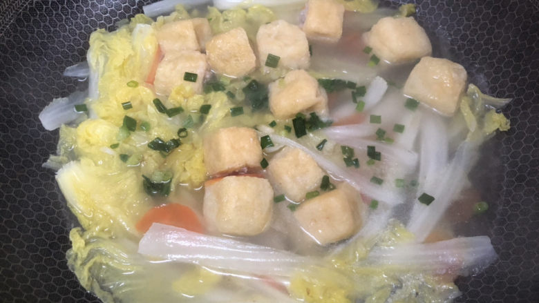白菜炒豆腐,最后,撒上一些葱花即可出锅。