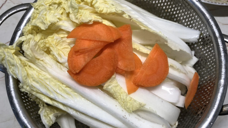 白菜炒豆腐,切几片<a style='color:red;display:inline-block;' href='/shicai/ 25'>胡萝卜</a>可以点缀。